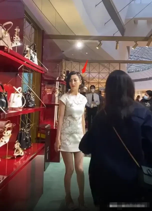 |女神也翻车？佟丽娅现身含胸驼背溜肩麒麟臂，跟之前判若两人