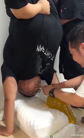 |泡泡龙生前曾被好友倒灌花生油,画面让人非常不适