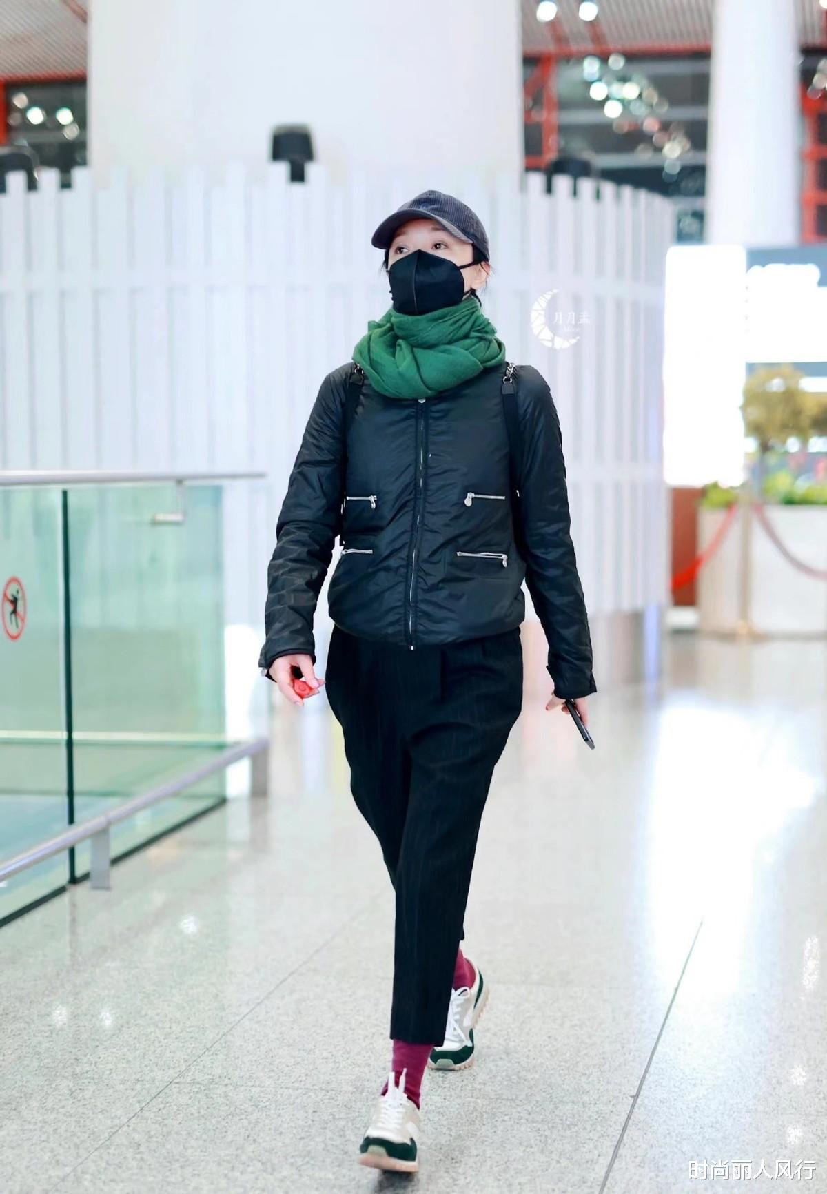 时尚丽人风行 周迅谈恋爱后大变样！穿羽绒服戴彩色围巾，走机场终于不像大妈了