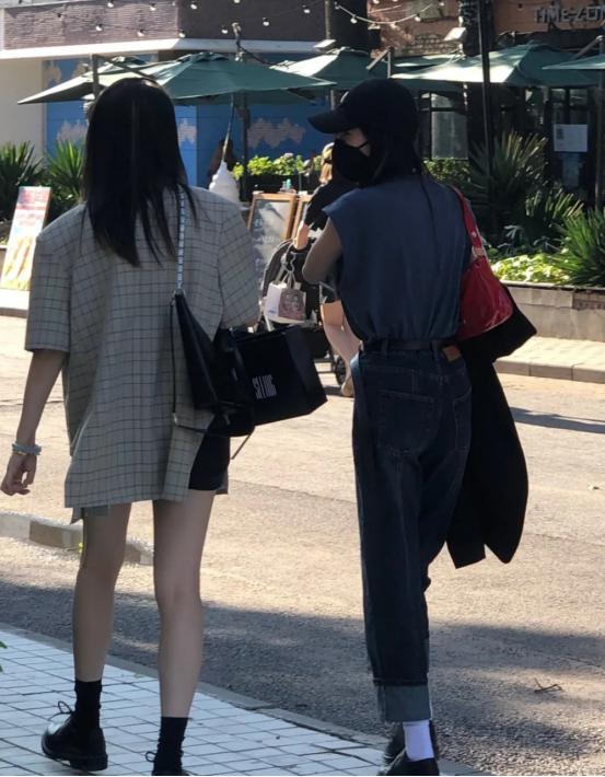 BiuFashion|杨幂在路人镜头下也时尚,牛仔裤配飞袖上衣看展,挑染发色挺抢镜