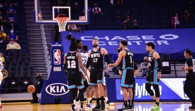 斯蒂芬·库里|库里13+6，超比尔成得分王，又创3神迹！勇士领先灰熊！瓦兰15+11