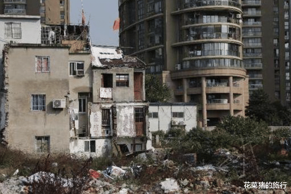 花菜猪的旅行 上海这个钉子户，为索要高额赔偿，私自加盖楼层，结果被强制拆除