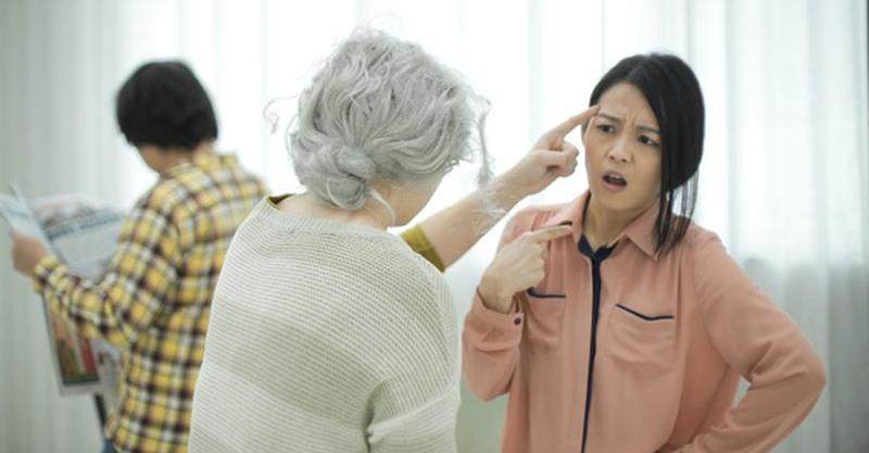 |老公怒吼:“你妈和我妈没义务带娃,那谁生的谁带”,结局很解气