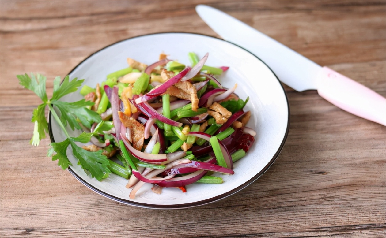 高血压|高血压的“克星”已公布，并非芹菜和洋葱，每天吃2口，血压稳如泰山