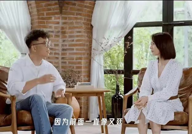 加菲猫说时尚|高圆圆晚会秀性感！穿露背裙踩20cm恨天高脚面成直角，太让人心疼了