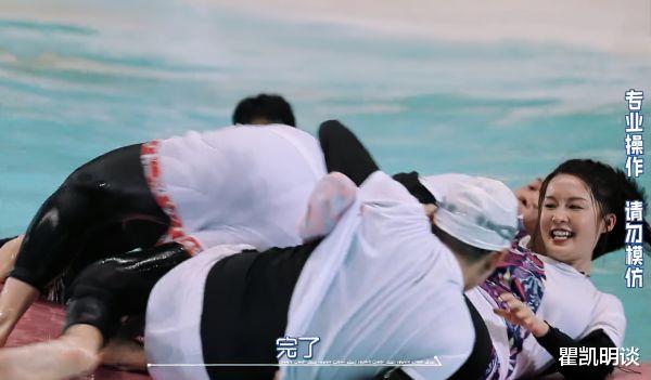 李沁|李沁和李维嘉节目中落水，当她水中探出头素颜曝光，确定30岁？