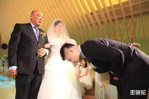 歪骆驼|离孩子出生不足一个月,妻子提出要离婚,孩子也要随母姓