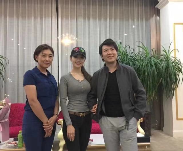 吉娜·爱丽丝|郎朗吉娜外出溜娃!吉娜穿紧身衣身材傲人,郎朗却胖得似发面馒头,真该减肥了