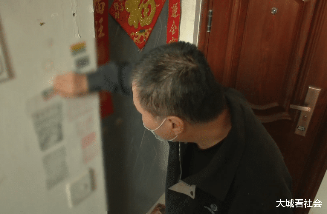 大城看社会 挂高抬贵手的提示，被连贴三张小广告，业主要求对方清理