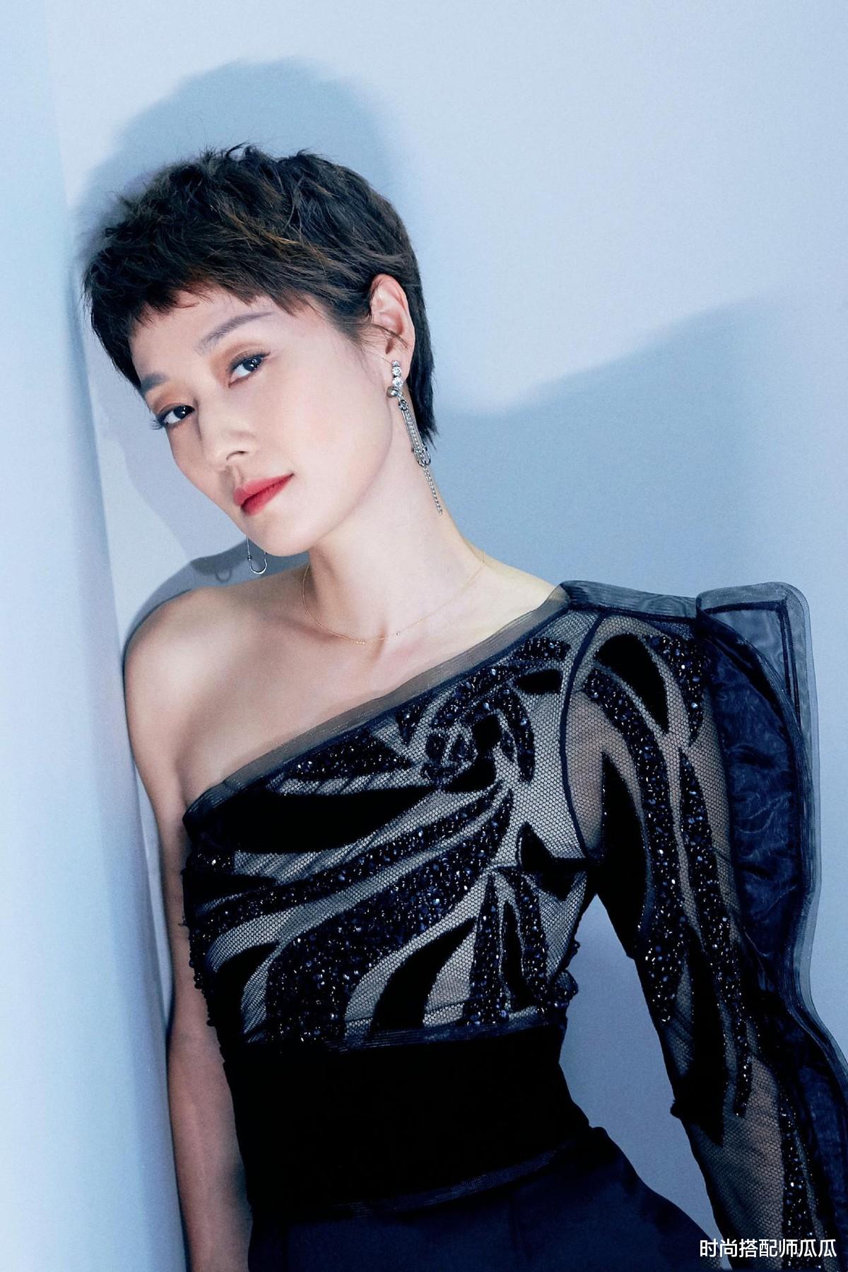 时尚搭配师瓜瓜|马伊琍走机场真“接地气”，白t小黑裤简约随性，没一点明星架子