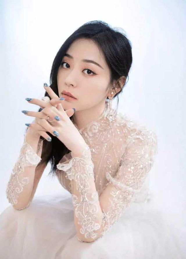 张靓颖|张靓颖捡漏辱华代言遭网友全面抵制：缺钱缺的脑子都不要了？