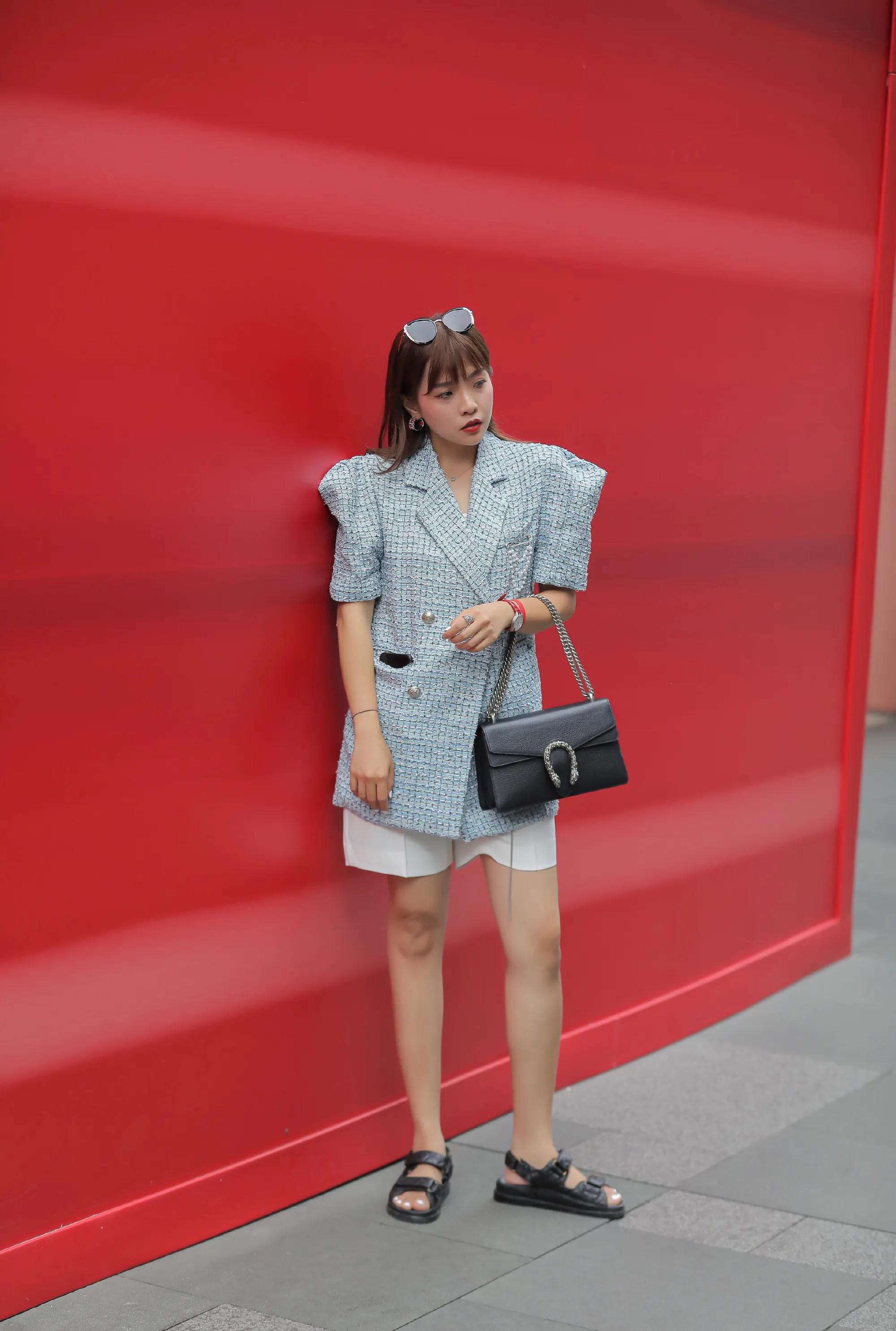 尚品控谈奢侈品|看街拍 学穿搭：选择Gucci酒神包的小姐姐 怎么搭配？