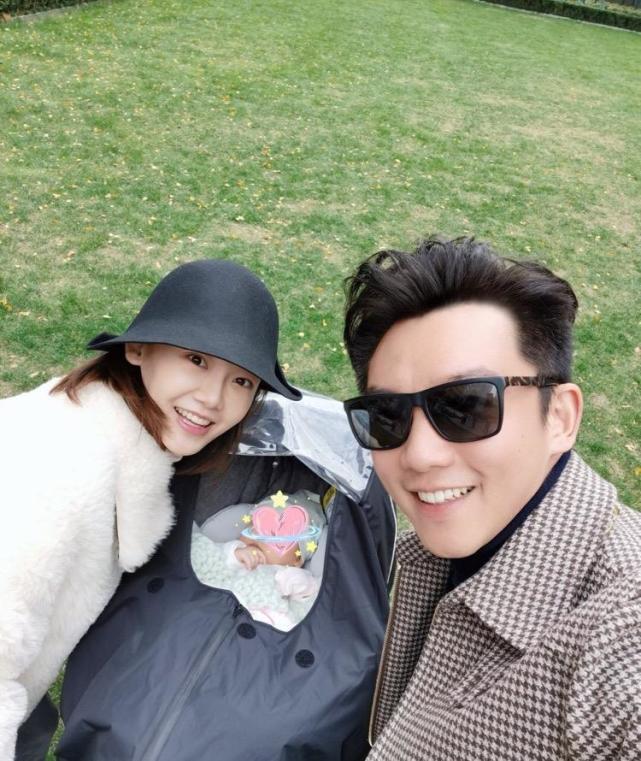 郑恺|郑恺苗苗婚后同框录跑男，夫妻俩旁若无人牵手讲悄悄话超甜蜜