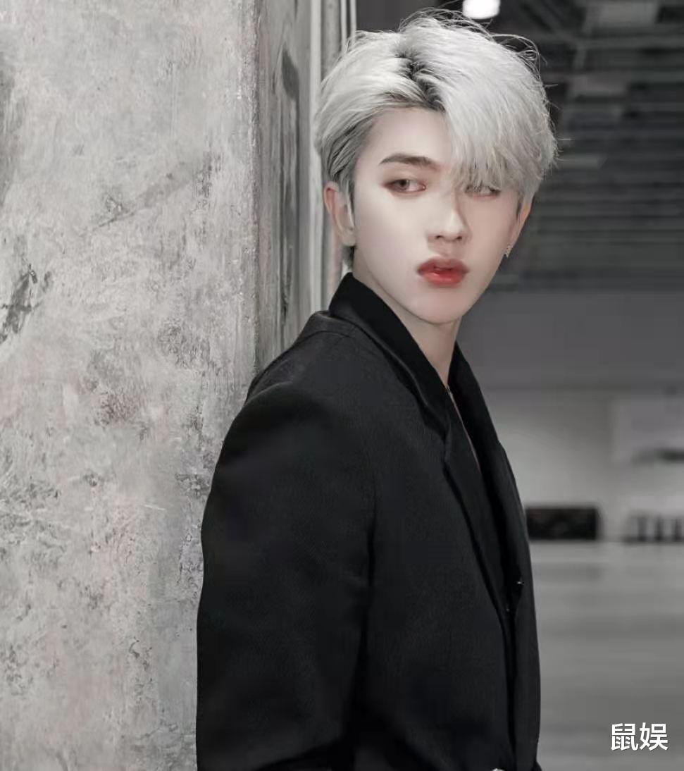 宋轶|王一博成抬咖工具人？曝蔡徐坤故意后脚签代言，用头衔抬高自己