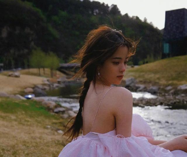 欧阳娜娜|欧阳娜娜最新大片出炉，穿粉色吊带裙站在小溪旁，氛围感十足