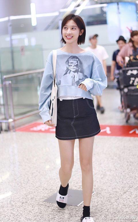 Ainee小屋|张俪这次有点减分了，T恤配围裹裙暴露H型身材，好在印花挺艺术