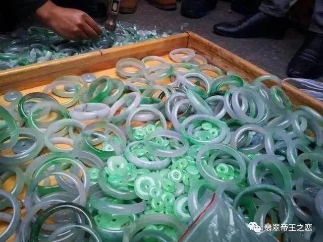 文玩|知道为什么翡翠看了一大堆，“玉盲”却越来越多？