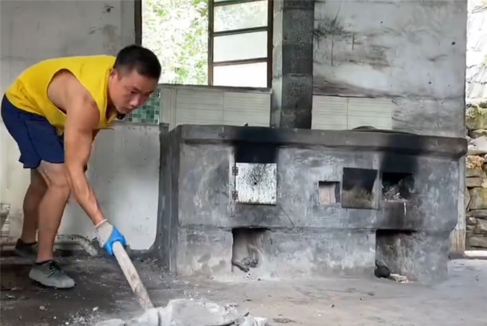 他回到乡下改造老式厨房,将脏旧石砌灶台重做橱柜,干净整洁多了