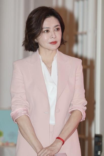 连衣裙|关之琳奔六的年纪魅力不减，剪短发穿西装有气质，肌肤紧致无赘肉