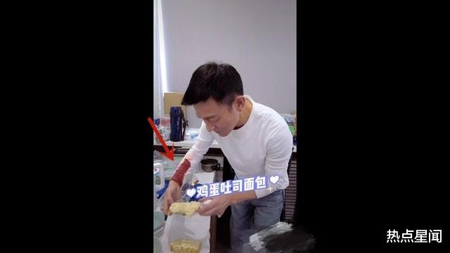 巴迪|刘德华大秀厨艺,手臂惊现大片血迹,粉丝纷纷留言表示关心