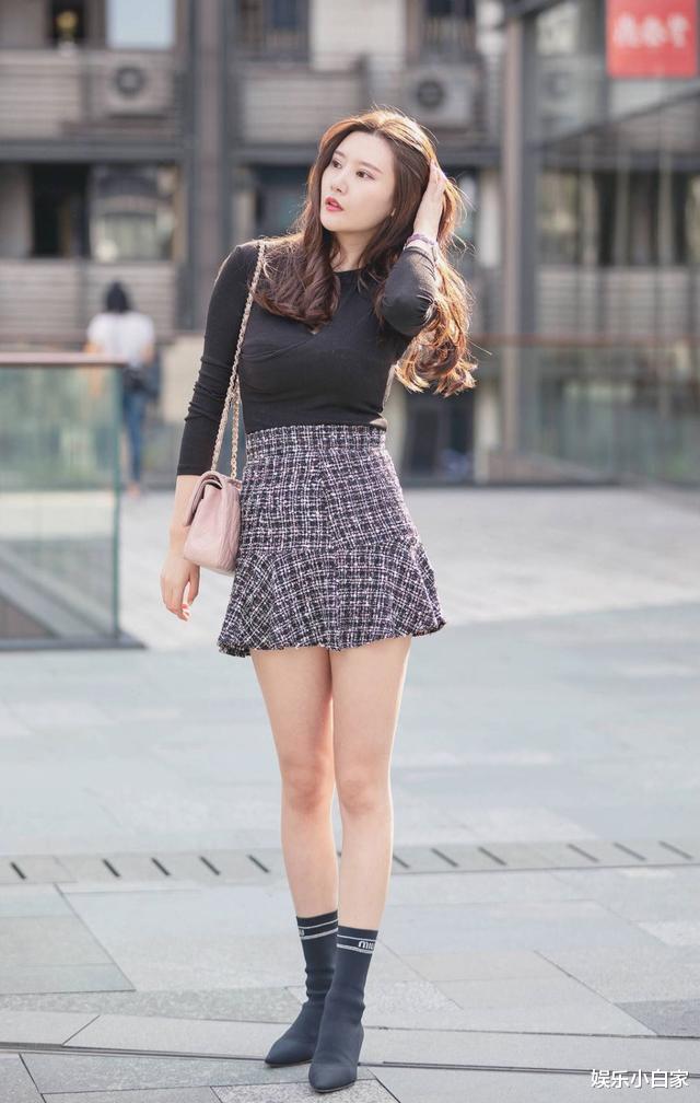 女孩|胖女孩的瘦身风格是用“短裙”修饰腿型，用“袜子”作为高跟鞋