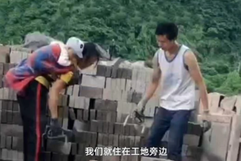 90后宝妈工地背娃搬砖,丈夫神情复杂:每天累到哭也不嫌弃我