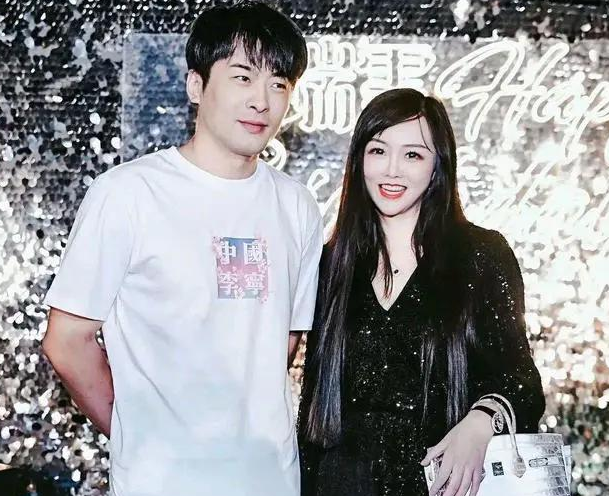 谢霆锋|网红辛巴妻子低调露面，身材臃肿包裹严实，穿10万名牌只为遛狗