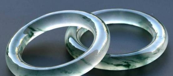 翡翠手镯|翡翠手镯的佩戴有一定讲究的,跟手腕也是有因缘,你能够了解到吗