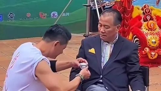 李兰迪|64岁万梓良不甘被埋没？直播官宣当导演拍电影，穿着更显“浮夸”