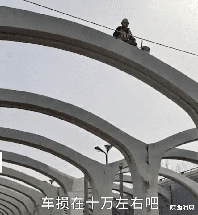 陕西消息 陕西西安:劳斯莱斯被安全绳挂掉车标,新娘崩溃大哭,车损约十万!