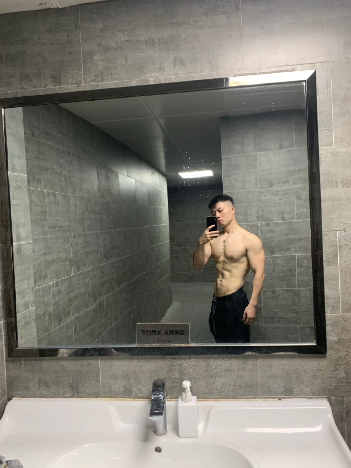 健身圈一哥|32岁的武汉大男孩，用挥汗如雨的训练，雕刻出令人生羡的人鱼线！