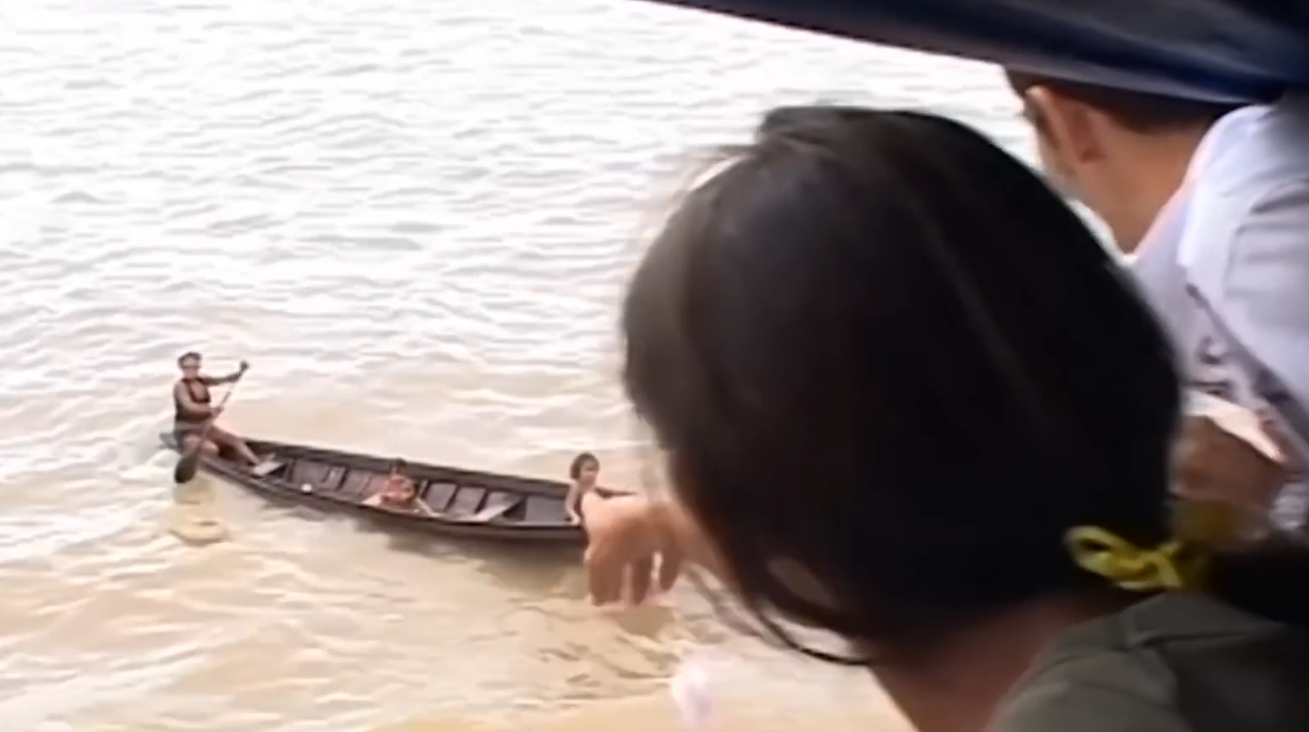 奇趣大天|玩命小孩！？巴西亚马逊河道，激流中用生命售卖的商贩！