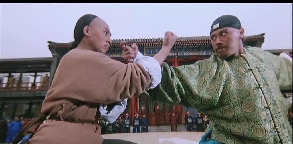 他从小是个练家子,装修设计毕业,从武替入行,张国立曾给他配戏