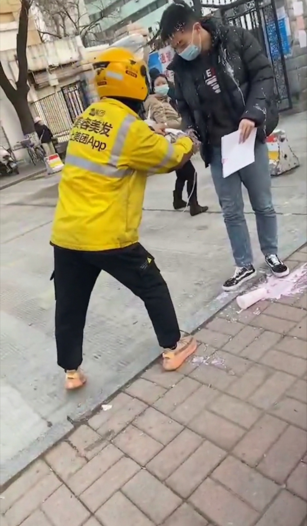 二十三 订单备注将酸奶摔男子脸上,济南外卖小哥接单后,真照做了