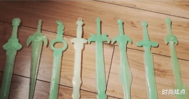 时尚炫点 这样的睡姿我还是第一次见，旁边的乘客头已经无处安放了，好尴尬！！！