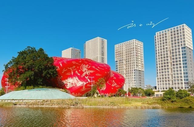 万方|广州郊区有一栋造型奇怪的建筑物，有人觉得好看，有人却觉得好丑