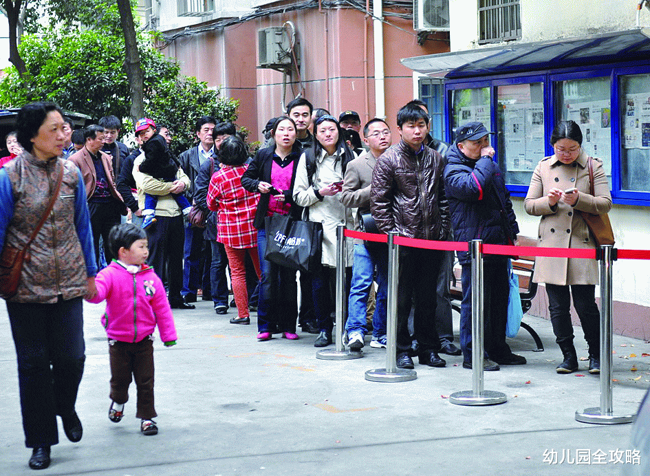 幼儿园全攻略|解决“接送难”问题，中小学放学再延两小时，可新的问题又出现了