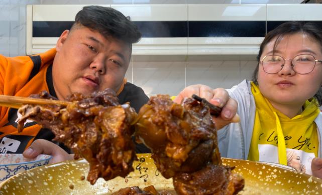 MARRY 600斤胖猴仔被指陈世美？指尖乌青似“中毒”，还不忘跟女生打闹