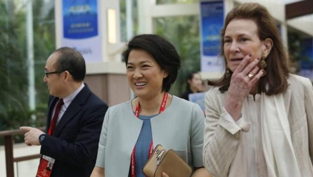 裙装 潘石屹老婆罕露面，短发配蓝裙气场强大，两口子精英气质还真登对