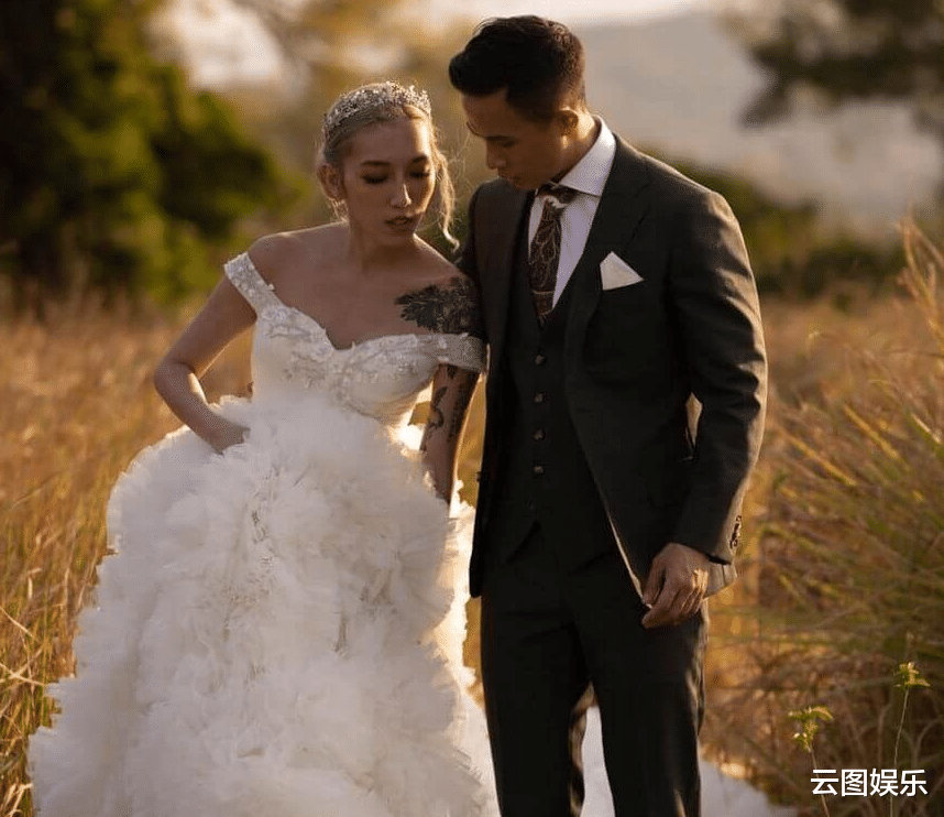 杨幂|恭喜！28岁知名童星结婚，纹身师女友白发红唇，配中式礼服太前卫