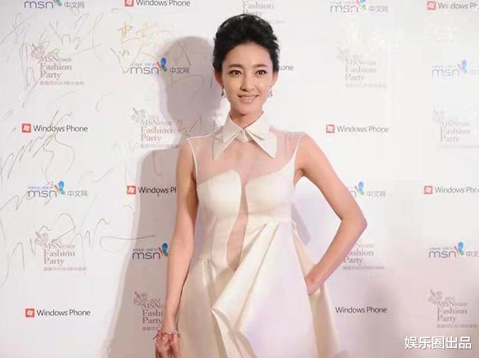 王丽坤|王丽坤活动旧照火了，穿衣不惧显身材，清纯人设备受质疑