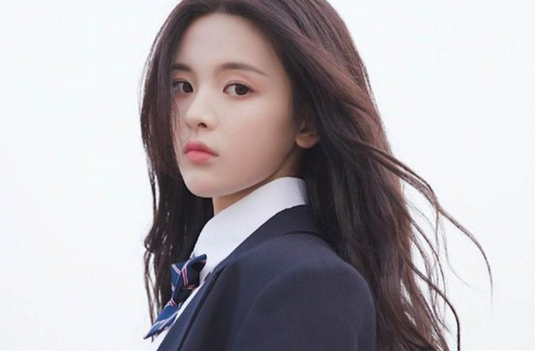 郑爽|杨超越剧组过年被迫上台表演节目，穿搭太俗气，女神秒变村姑