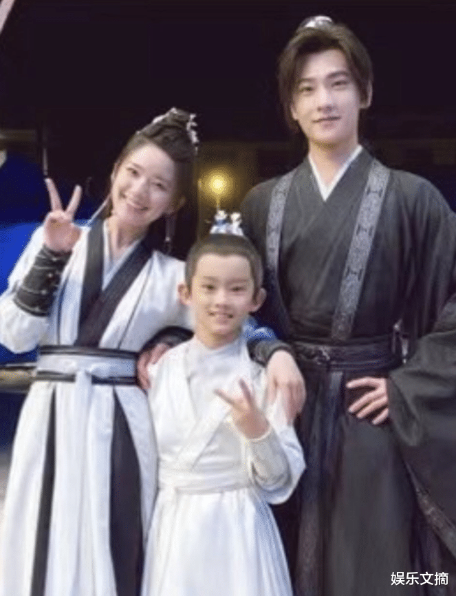 杨洋|赵露思杨洋又同框，和小演员合照超有爱，我却被杨洋的绅士手圈粉