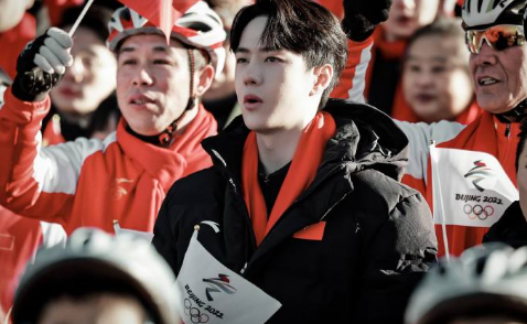 王一博|王一博为杨倩颁发证书，与黄子韬一起并行，鼻子冻得通红！