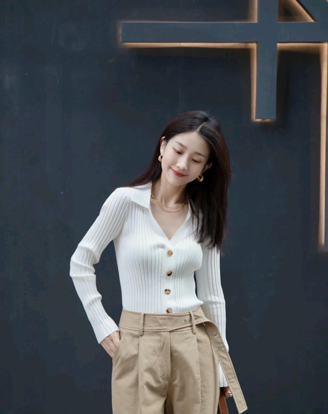 发型|波浪卷已经不流行了，今秋流行直发，减龄显脸小