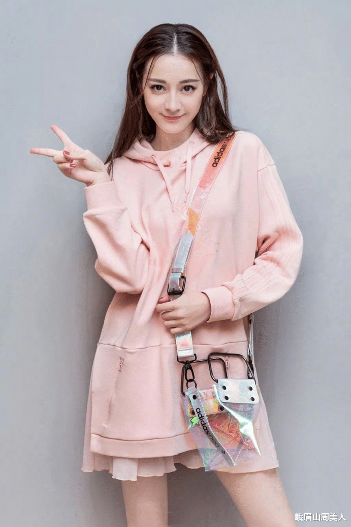 迪丽热巴|?热巴和吴磊同框看着真养眼,“青春”搭配还挺时髦,简单大方