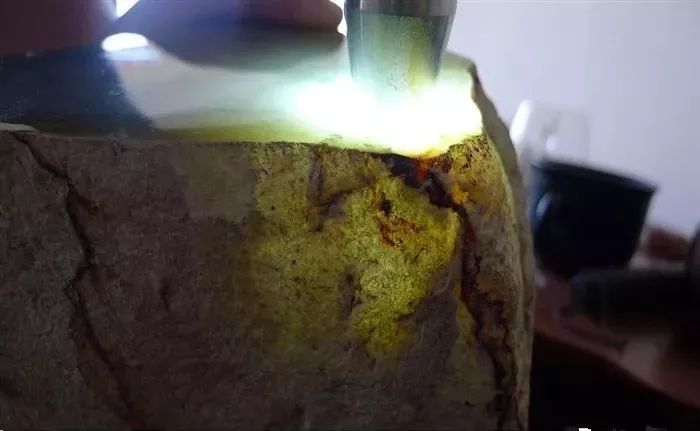 翡翠|价值80万的翡翠原石，“丑陋”的皮壳，切出了意想不到的惊喜！