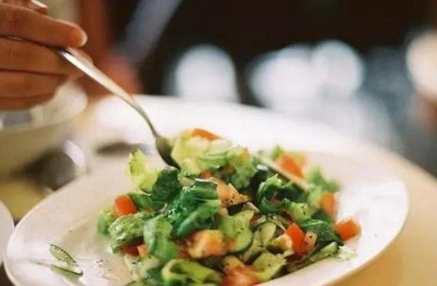 肠胃|长期不吃晚餐的人,除了会变瘦,身体还有哪些影响?