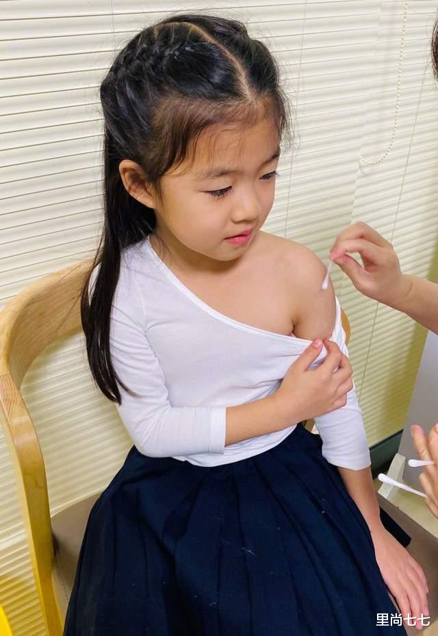 里尚七七 醒醒性格太像章子怡，5岁淡定打针，扎蝎子辫颜值逆袭太像小苹果