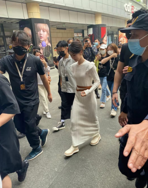 毛晓彤|毛晓彤现身海南被偶遇，精瘦A4腰抢镜，网友：身高一米四？